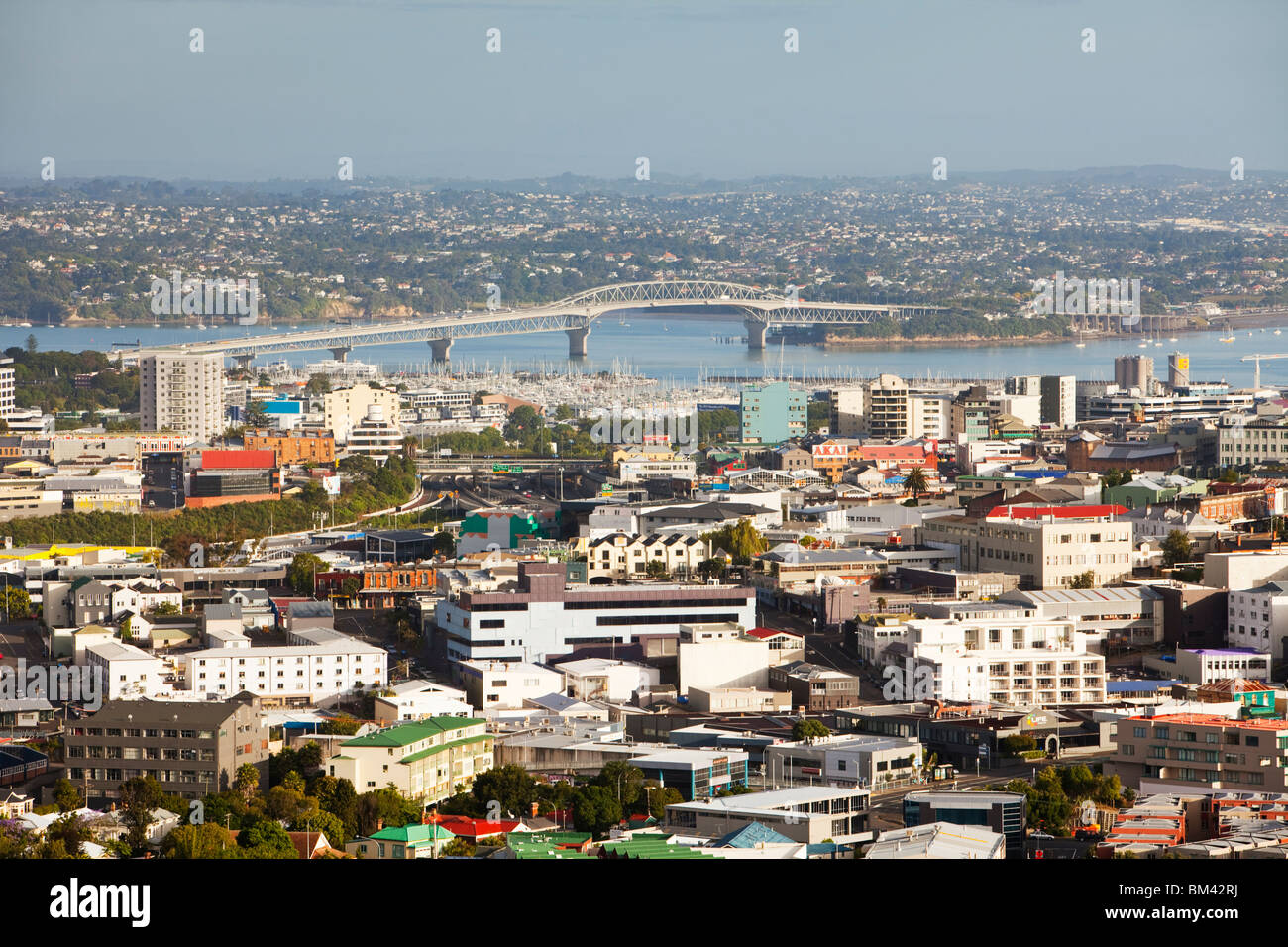 Blick auf Stadt und Auckland Harbour Bridge vom Mt. Eden (Maungawhau). Auckland, Nordinsel, Neuseeland Stockfoto