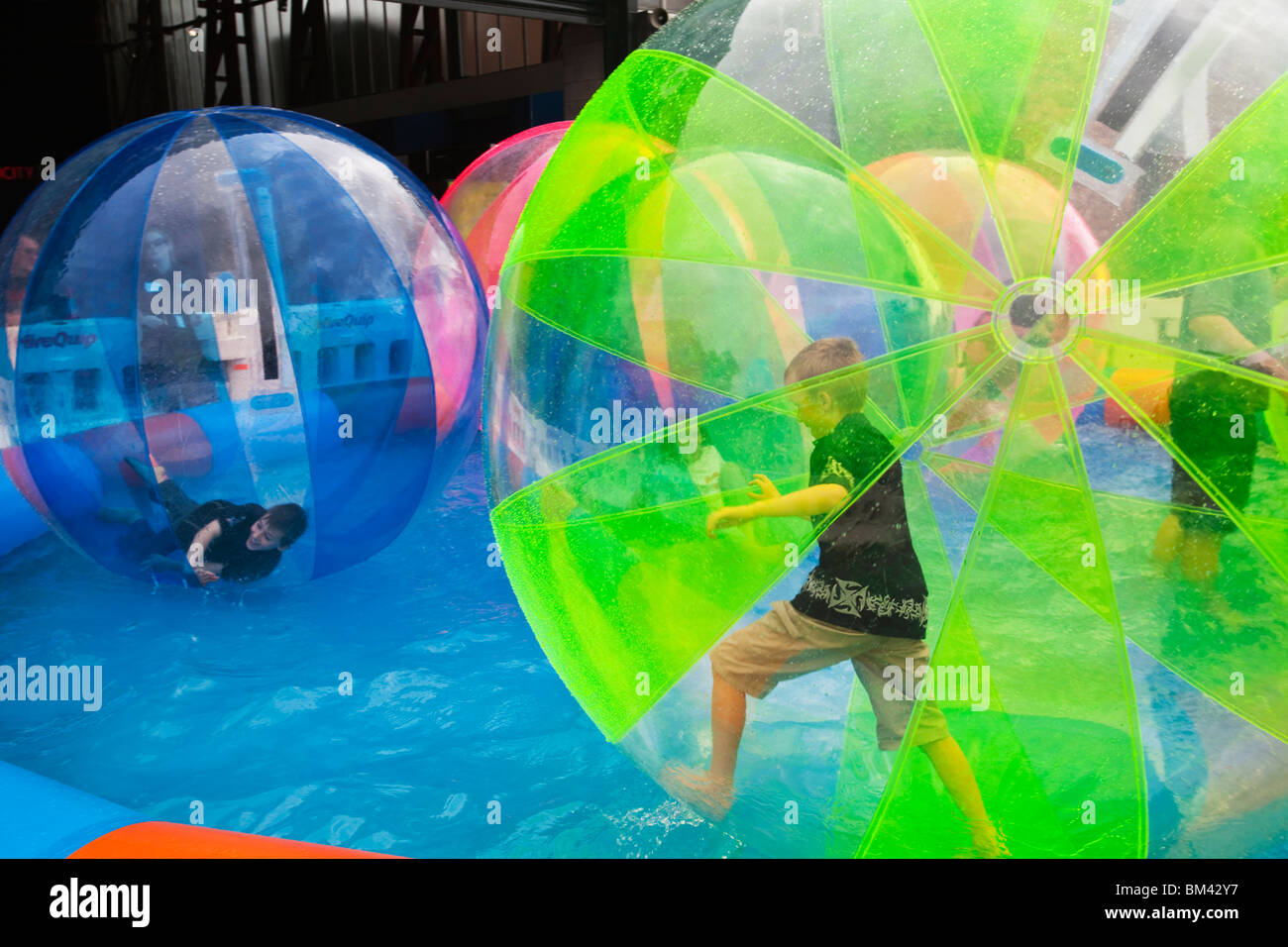 Kinder spielen im inneren Riesen Wasserbälle am Museum für Verkehr und Technik (MOTAT). Auckland, Nordinsel, Neuseeland Stockfoto