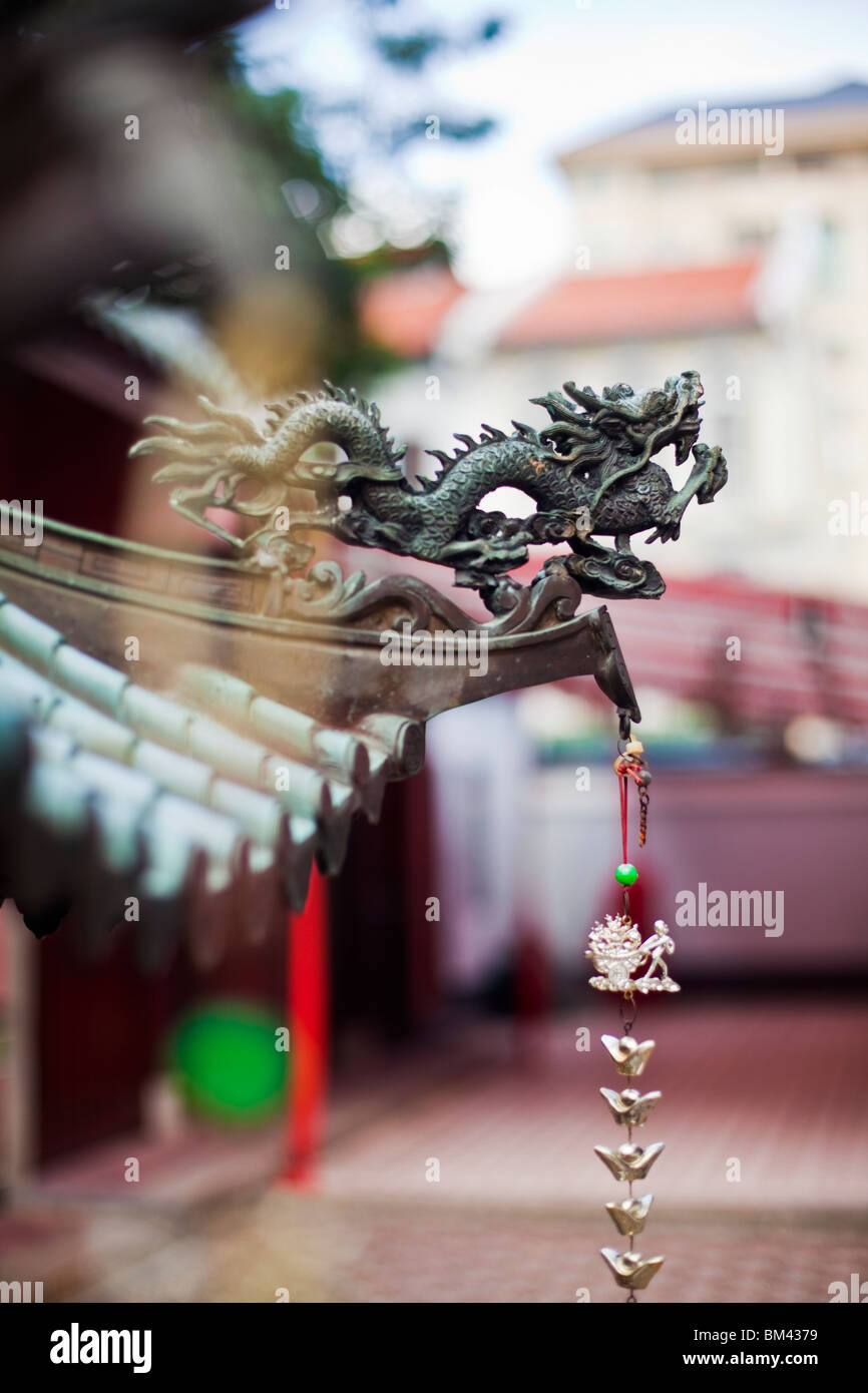 Reich verzierte chinesische Dekorationen in der Thian Hock Keng Tempel, Chinatown, Singapur Stockfoto
