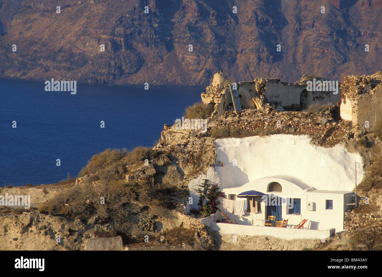 HAUS IN DEN FELSEN, OIA, SANTORIN, KYKLADEN, GRIECHENLAND Stockfoto