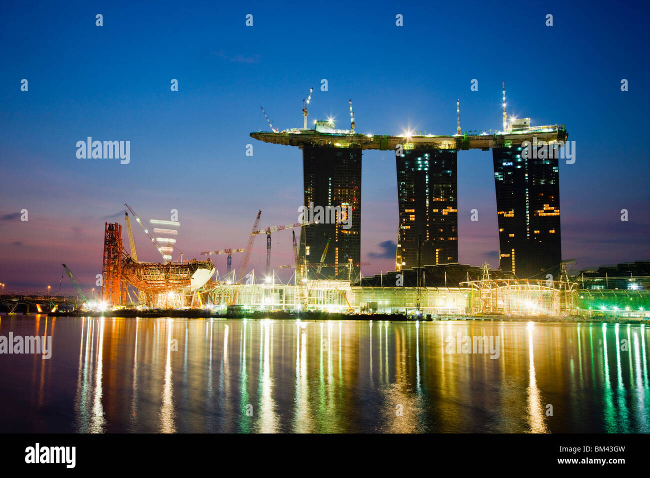 Das Marina Bay Sands Hotel and Casino im Bau an der Marina Bay Waterfront, Singapur Stockfoto