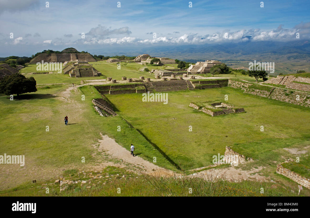 Touristen gehen von der Terrasse Hundido oder versunkene Hof in der alten Zapoteken Stadt von Monte Alban in der Nähe von Oaxaca, Mexiko. Stockfoto