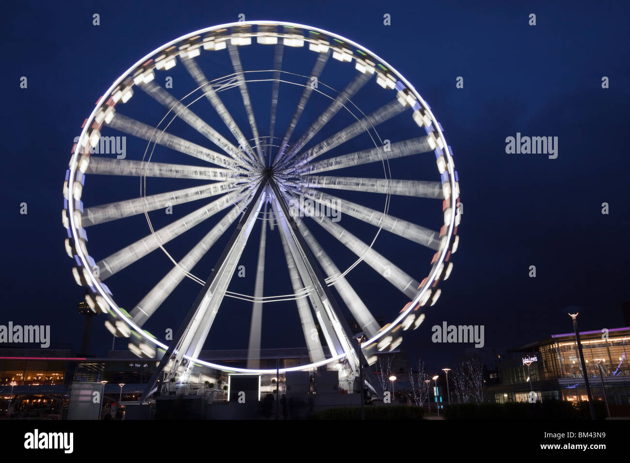 Liverpool, Merseyside, England, Vereinigtes Königreich, Europa. Liverpool One Rad nachts beleuchtet Stockfoto