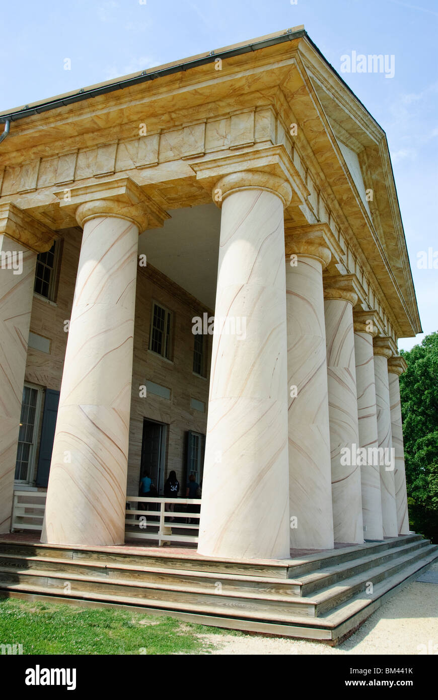 Arlington House Robert E Lee Memorial Arlington Virginia | ARLINGTON, Virginia — geriffelte dorische Säulen ragen unter dem Giebel des Arlington House, dem Robert E. Lee Memorial, auf seinem Hügel über dem Arlington National Cemetery. Das von 1802 bis 1818 für George Washington Parke Custis erbaute Anwesen wurde Robert E. Lees Haus, bis es 1861 von der US-Armee zurücktrat, woraufhin die Bundesregierung das 1.100 Acre (445 Hektar) große Anwesen eroberte. Stockfoto