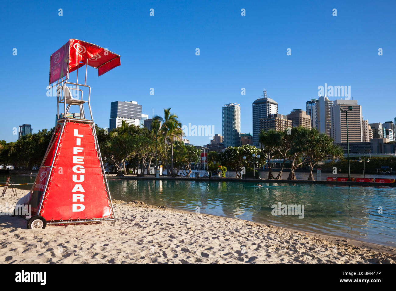 Streets Beach in South Bank Parklands mit Skyline der Stadt im Hintergrund. Brisbane, Queensland, Australien Stockfoto