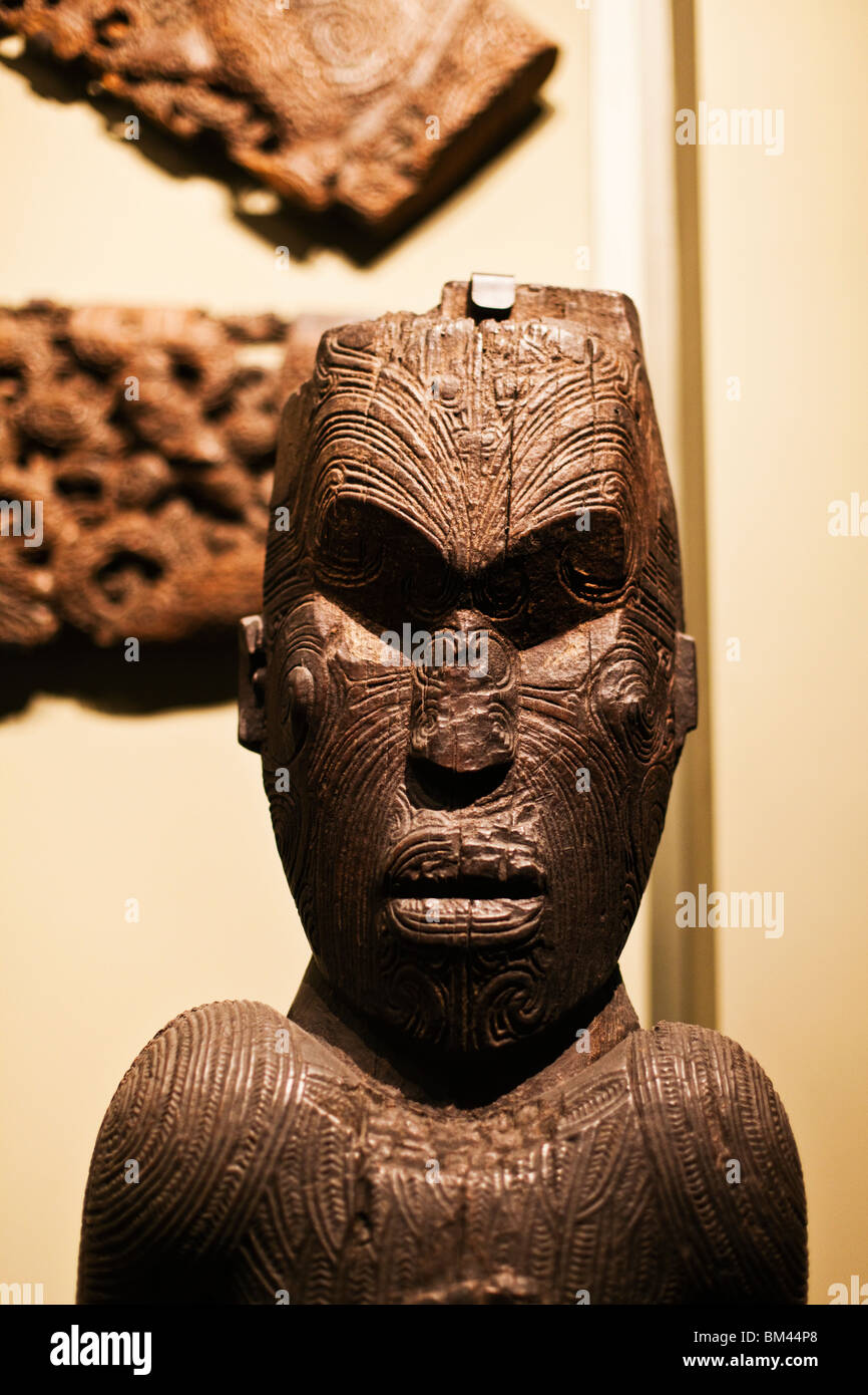 Maori geschnitzte Skulpturen in Canterbury Museum. Christchurch, Canterbury, Südinsel, Neuseeland Stockfoto