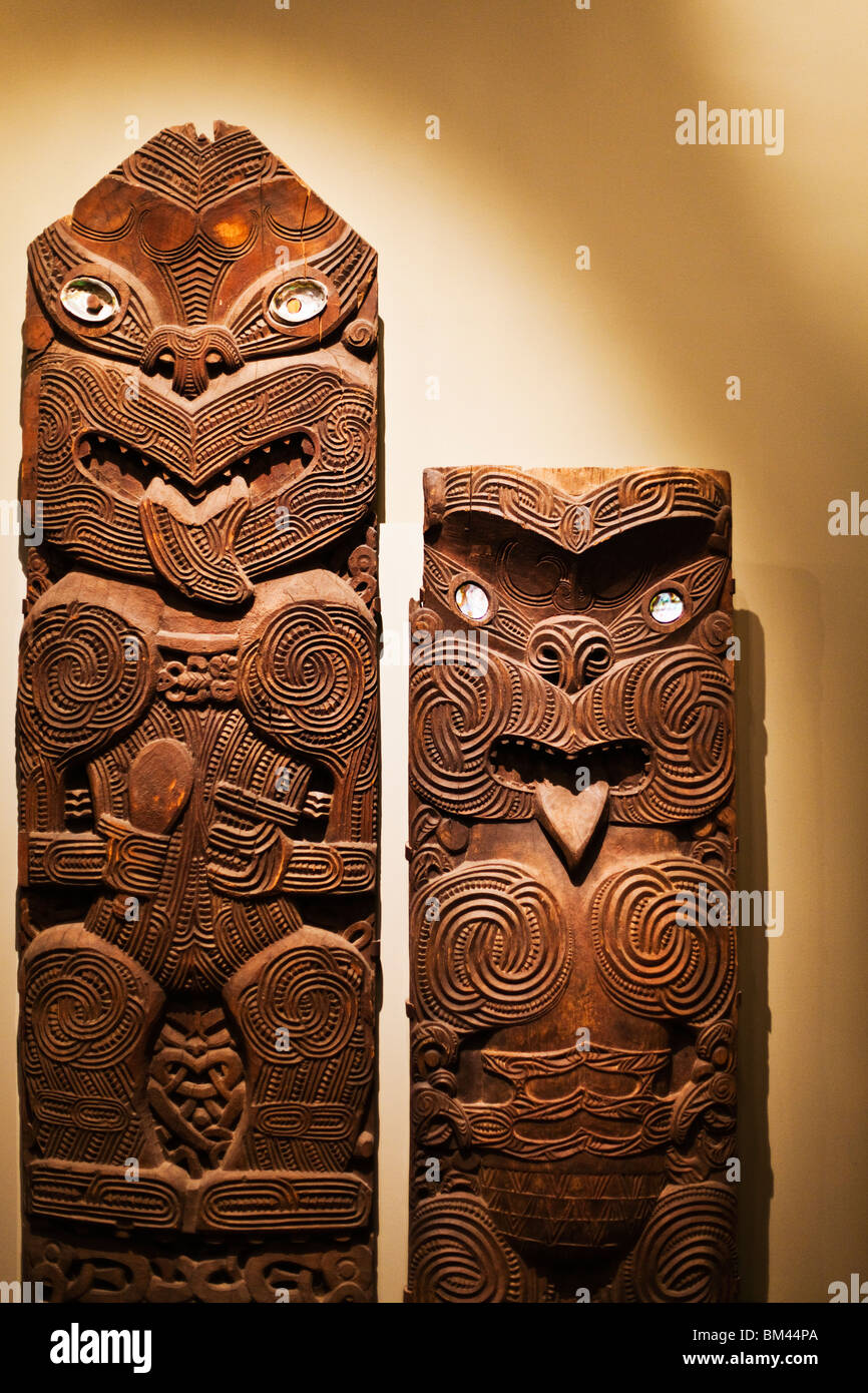 Maori Pou (geschnitzten Paneelen) in Canterbury Museum. Christchurch, Canterbury, Südinsel, Neuseeland Stockfoto