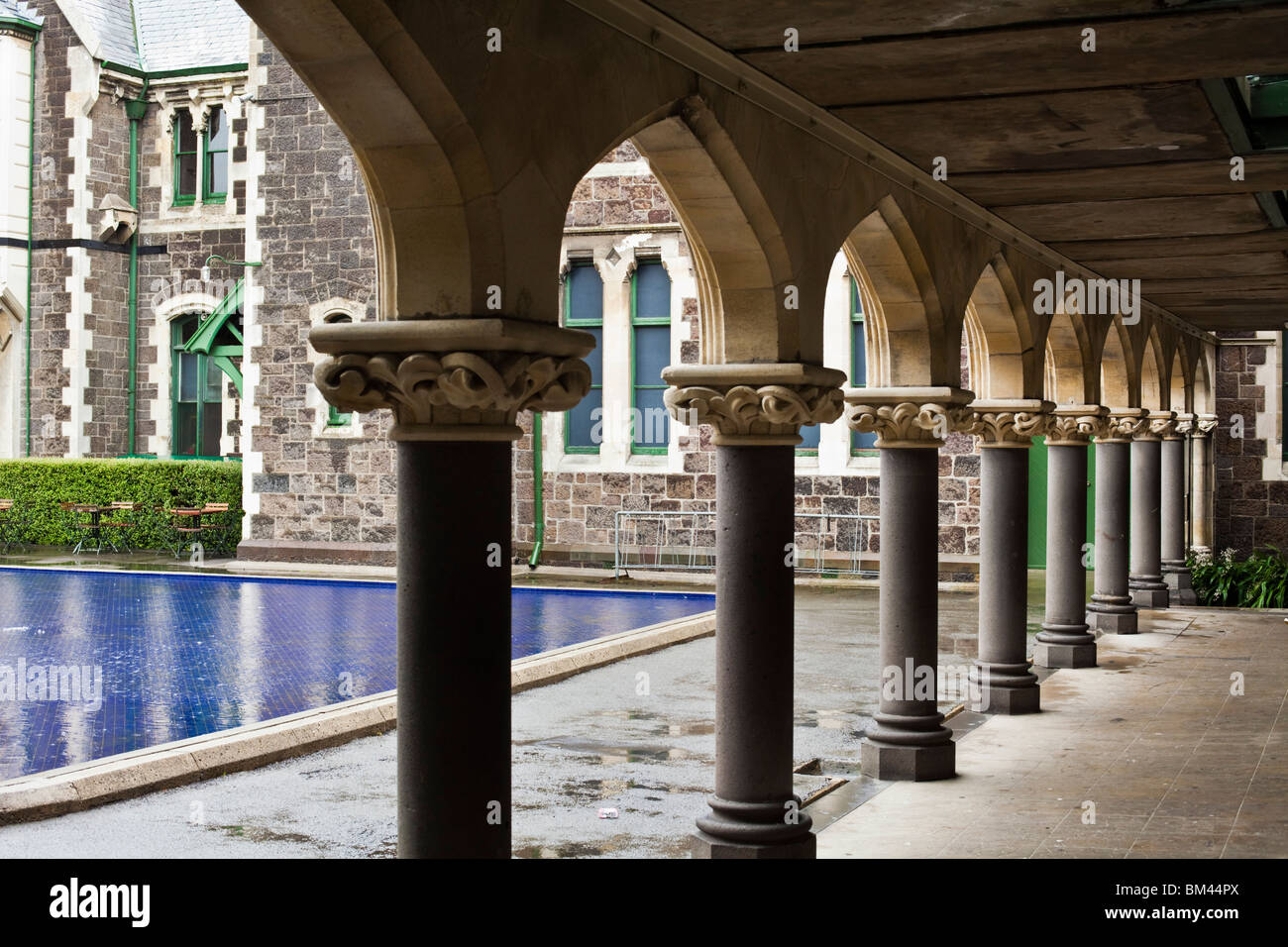 Kreuzgang des Arts Centre, ehemals der Canterbury University. Christchurch, Canterbury, Südinsel, Neuseeland Stockfoto