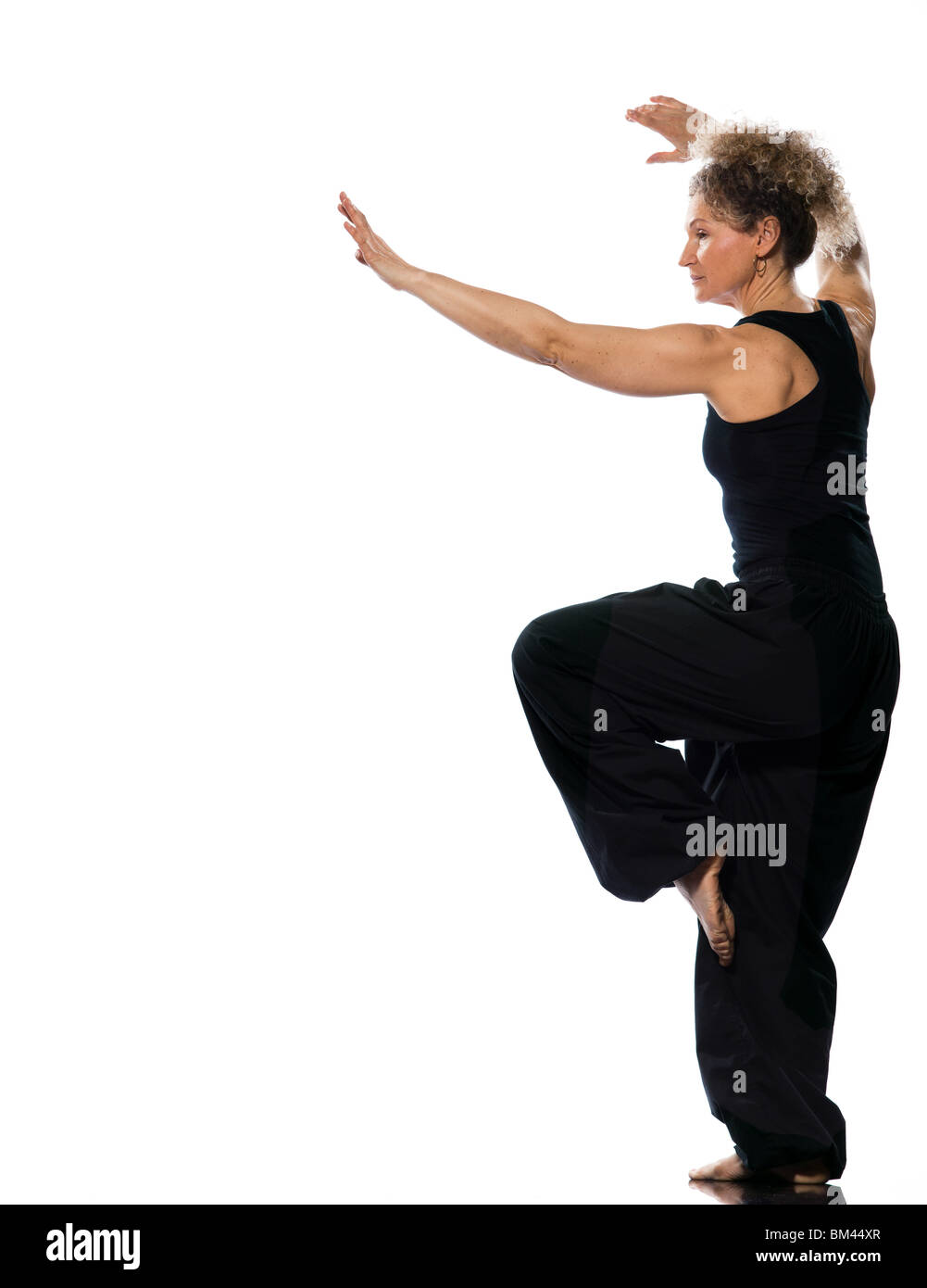 Reife Frau Taiji Tai Chi Chuan im Studio auf weißem Hintergrund isoliert Stockfoto