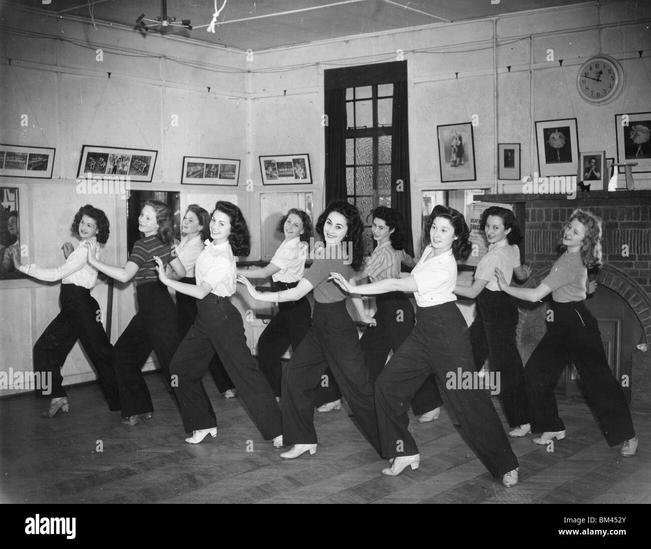 JEAN SIMMONS - UK Filmschauspielerin (vierter von links)) an der Aida Foster Dance School im Jahre 1943 Stockfoto