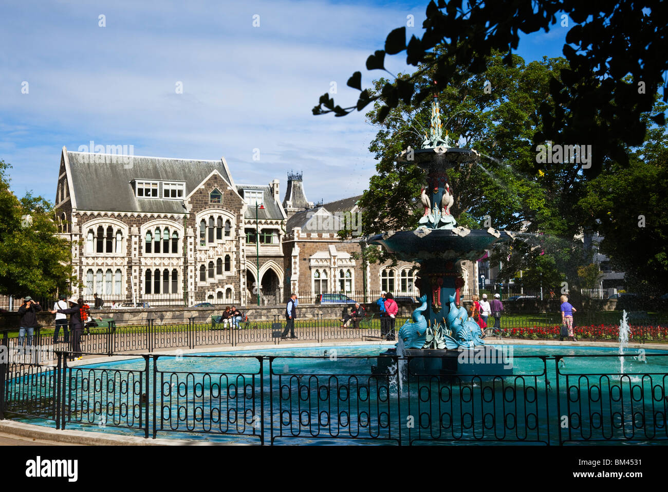 Botanischen Garten Brunnen mit dem Arts Centre im Hintergrund. Christchurch, Canterbury, Südinsel, Neuseeland Stockfoto