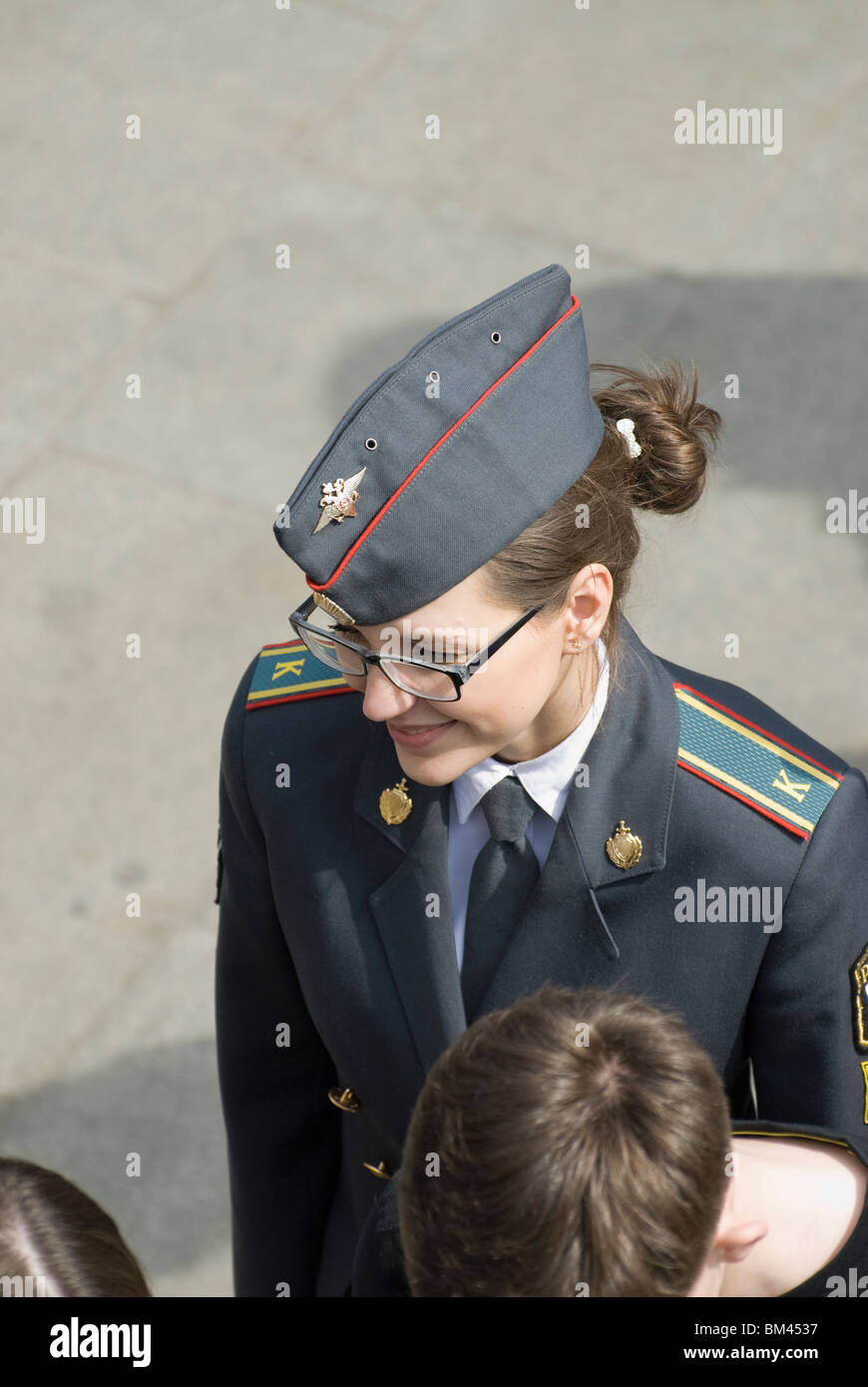 Junge russische Polizeikadett im Gespräch mit ihrem Freund Stockfoto