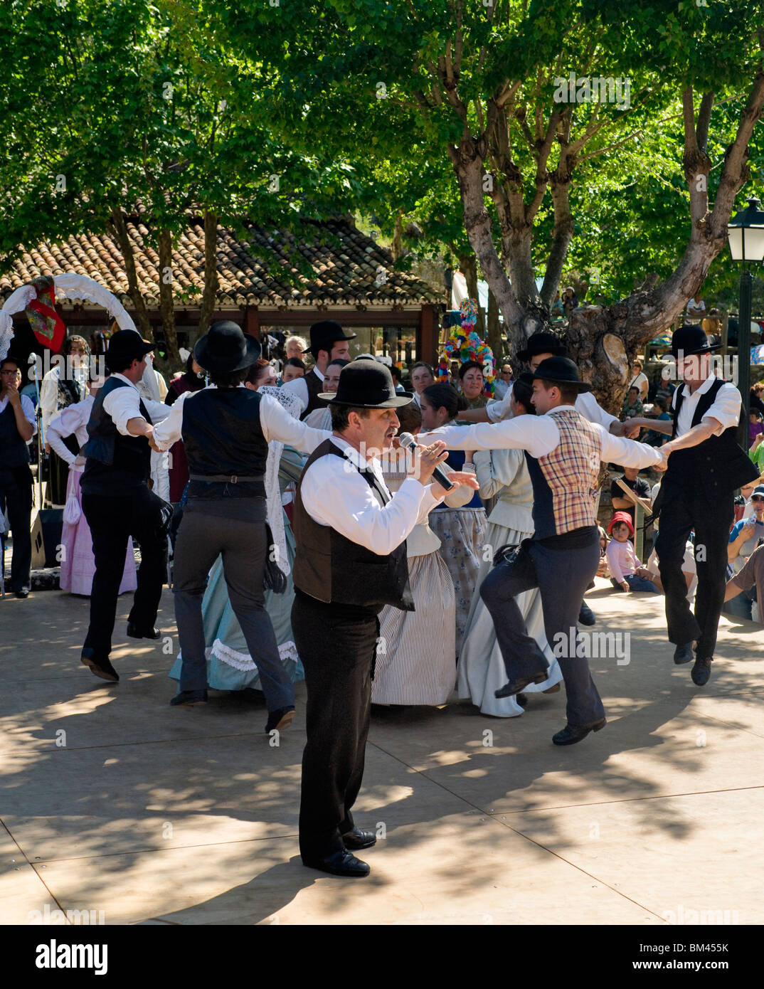 Portugal, Algarve, eine Algarve-Folk-Sängerin In traditioneller Tracht auf dem Alte Festival Stockfoto