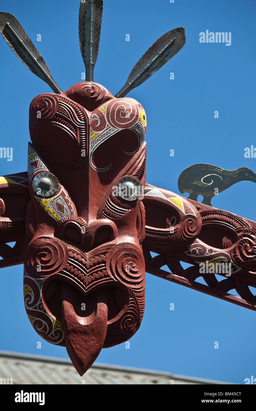 Maori Koruru (geschnitzte Figur) am Tor im Arts Centre. Christchurch, Canterbury, Südinsel, Neuseeland Stockfoto
