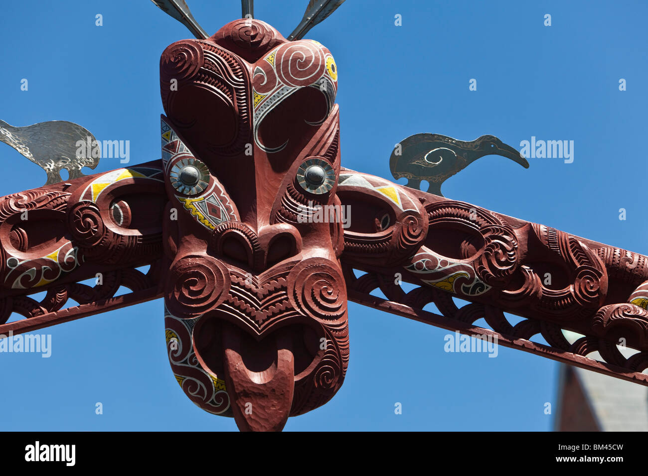 Maori Koruru (geschnitzte Figur) am Tor im Arts Centre. Christchurch, Canterbury, Südinsel, Neuseeland Stockfoto