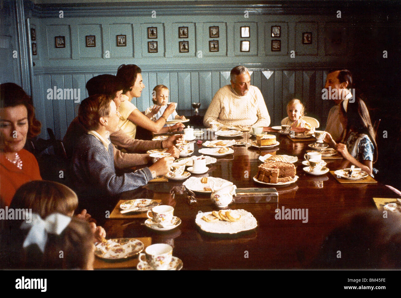 Lord Mountbatten und Familie, die Einnahme von Tee in Classiebawn Castle Stockfoto