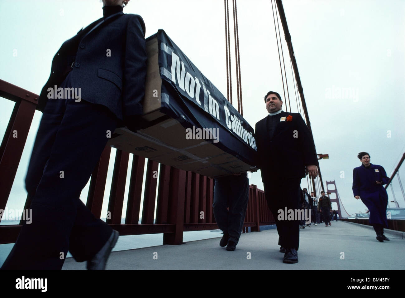 Amnesty International Mitglieder protestieren die Todesstrafe durch das Tragen von 221 Särge über die Golden Gate Bridge in Kalifornien Stockfoto