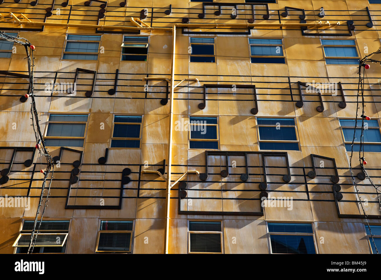 Urbaner Kunst schmückt ein Gebäude in Sol Quadrat auf Struthers Street. Christchurch, Canterbury, Südinsel, Neuseeland Stockfoto