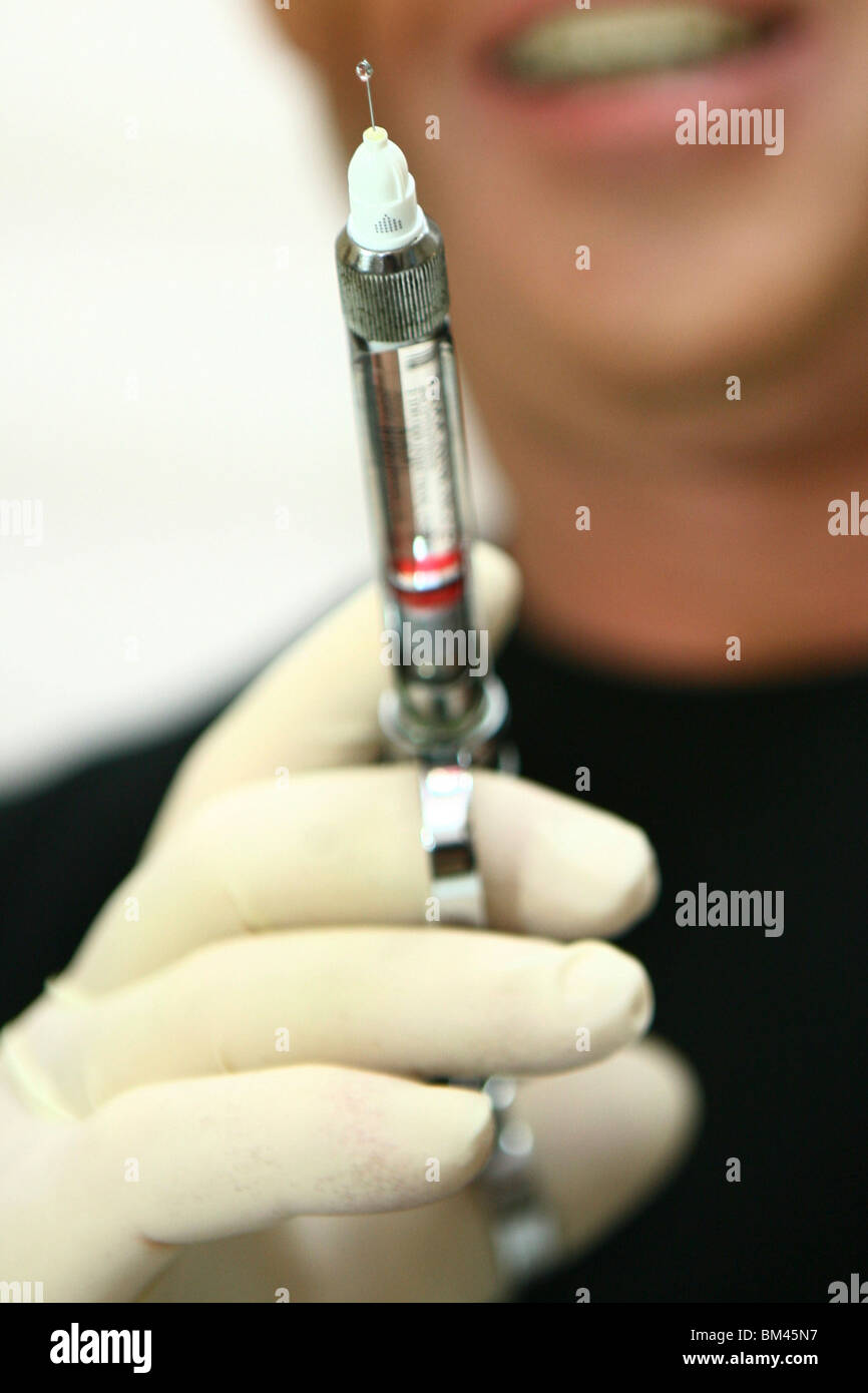 Ein Arzt behandschuhten Hand hält eine Spritze mit Botox cosmetic Toxin. Stockfoto
