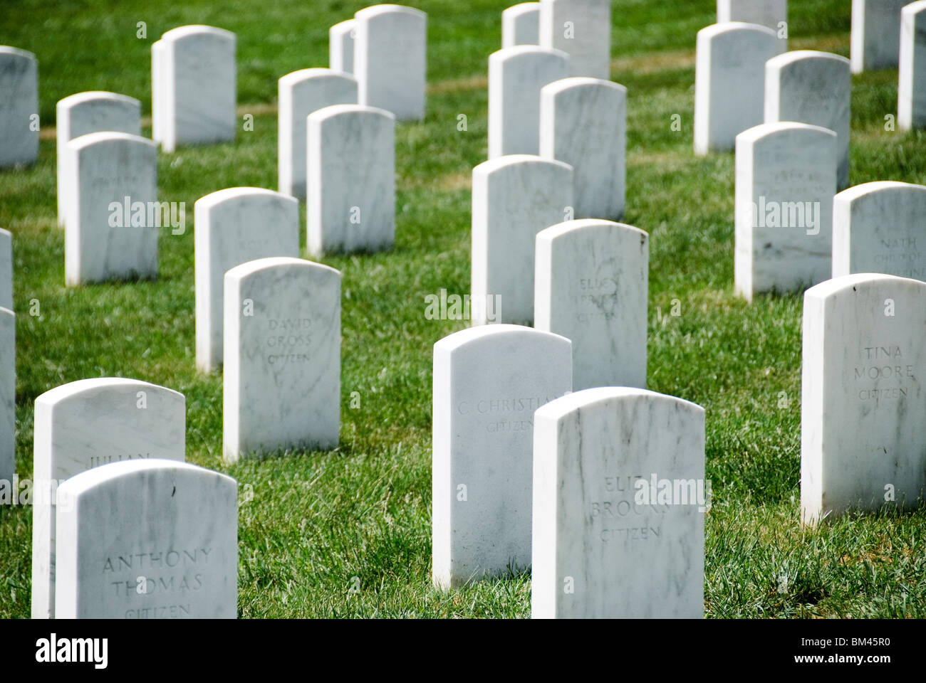 ARLINGTON, Virginia, USA – Reihen von Grabsteinen aus weißem Marmor erstrecken sich über das Gelände des Arlington National Cemetery und schaffen eine feierliche und optisch eindrucksvolle Landschaft. Diese Uniform-Grabsteine markieren die letzten Ruhestätten amerikanischer Soldaten und Frauen sowie namhafter Zivilisten. Der akribisch gepflegte Friedhof dient als mächtige Hommage an diejenigen, die den Vereinigten Staaten gedient haben, und bietet einen Ort der Erinnerung und Reflexion über die Opfer, die für die Nation gebracht wurden. Stockfoto