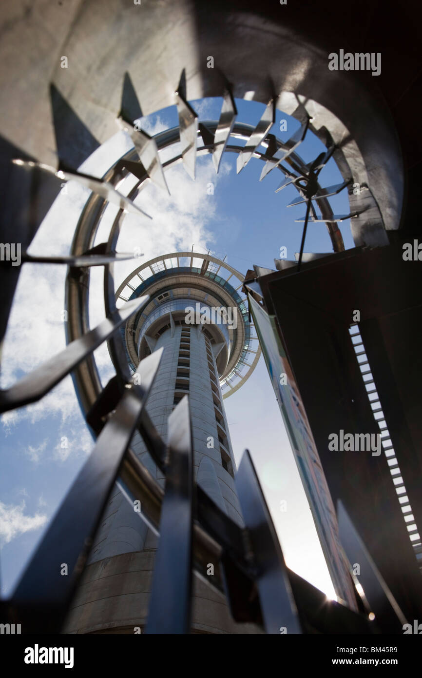Zeigen Sie über Treppe zu den Sky Tower an.  Auckland, Nordinsel, Neuseeland Stockfoto
