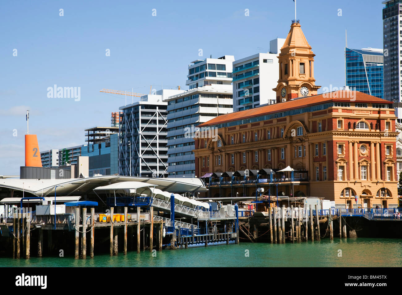Blick auf die Ferry Building und City-Skyline. Auckland, Nordinsel, Neuseeland Stockfoto