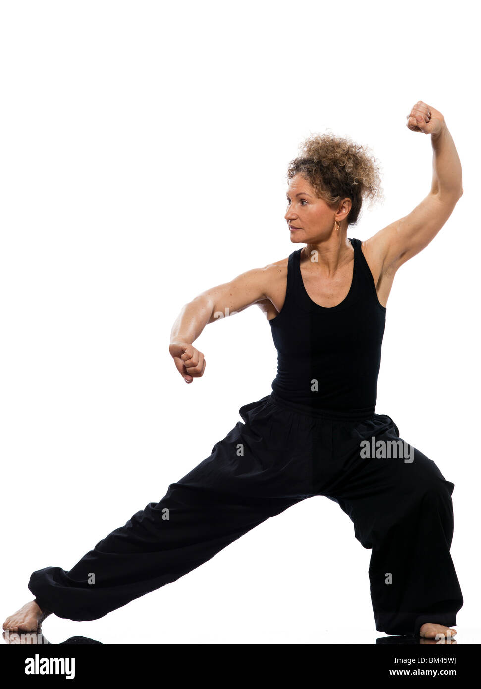 Reife Frau Taiji Tai Chi Chuan im Studio auf weißem Hintergrund isoliert Stockfoto