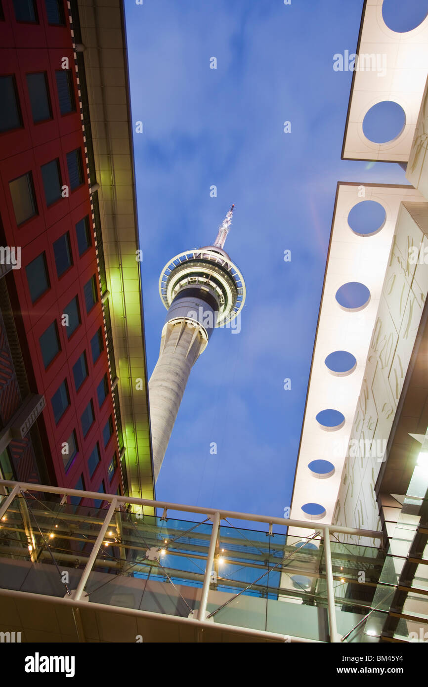 Blick durch das Sky City Komplex, um 328 Meter hoch Sky Tower. Auckland, Nordinsel, Neuseeland Stockfoto