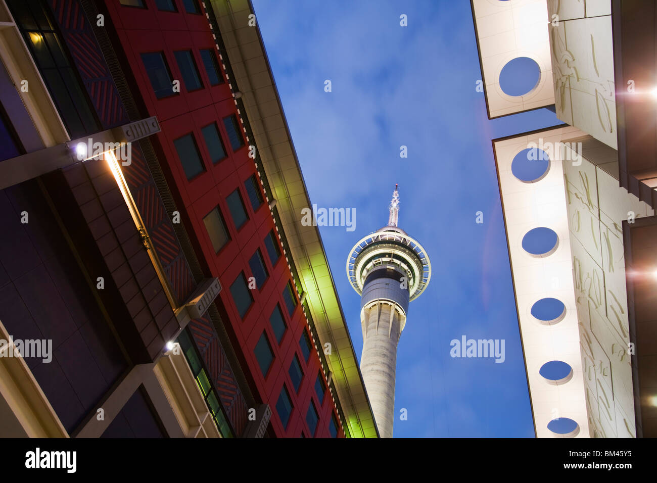 Blick durch das Sky City Komplex, um 328 Meter hoch Sky Tower. Auckland, Nordinsel, Neuseeland Stockfoto