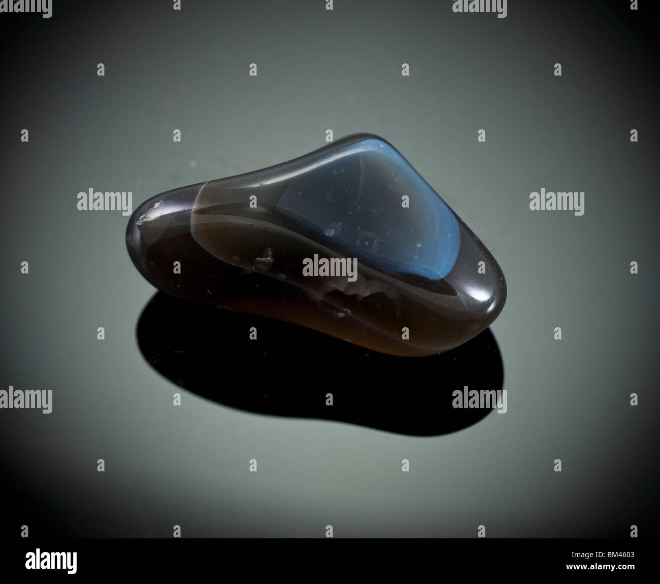 Ausschnitt aus einer gebänderte Achat Edelstein auf schwarzem Hintergrund Stockfoto