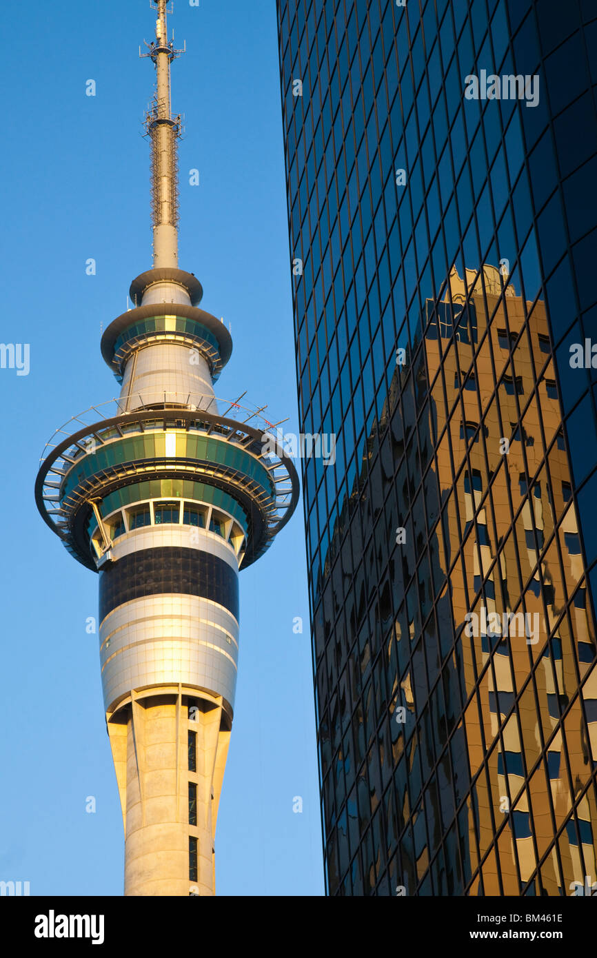 Der Sky Tower und City-Hochhaus. Auckland, Nordinsel, Neuseeland Stockfoto