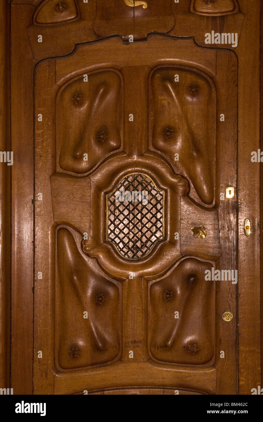 Einzelheiten über eine Innentür der Casa Batllo (Barcelona). Détails d ' une Porte Intérieure De La "Casa Batllo À Barcelona. Stockfoto