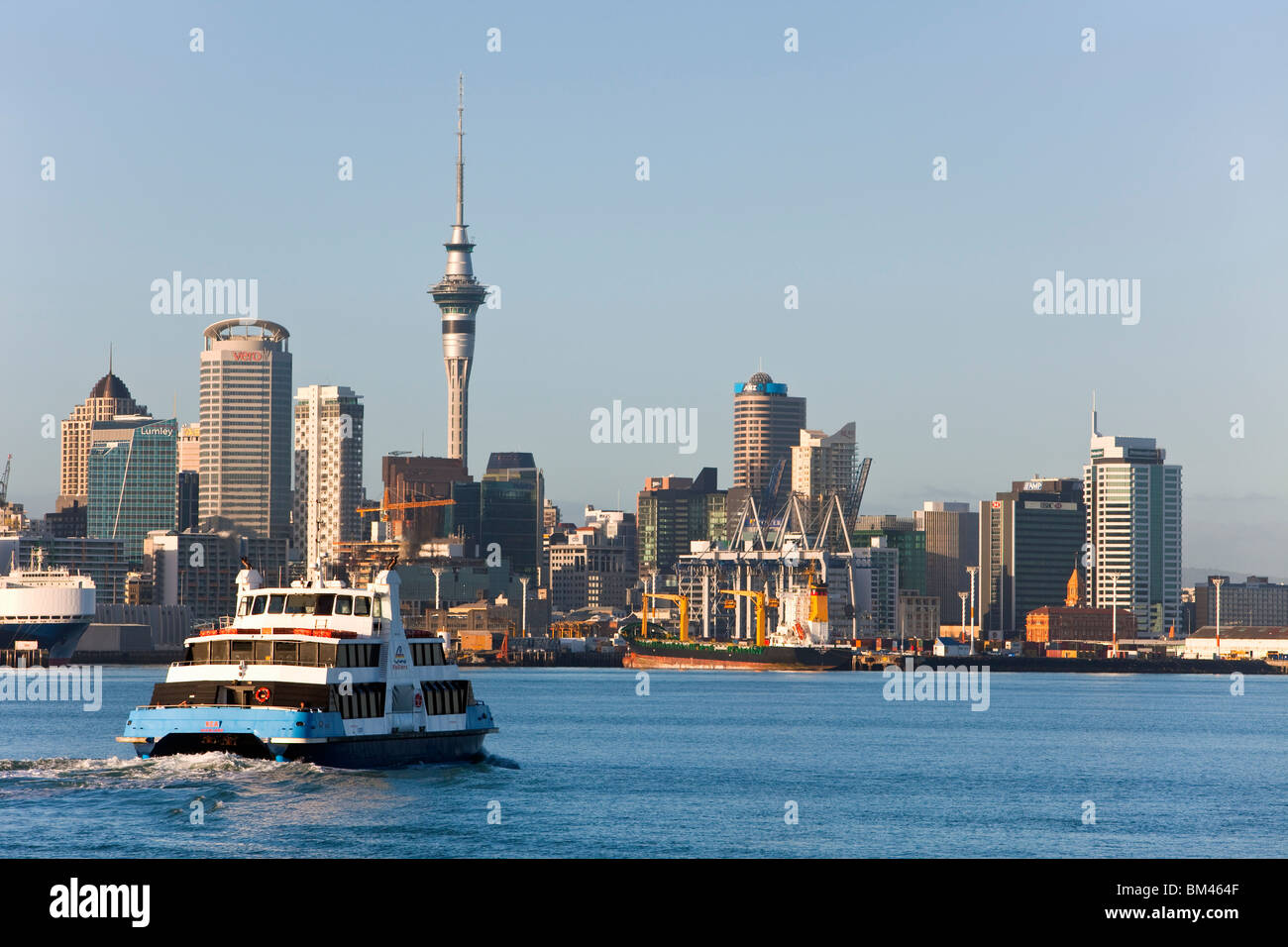 Eine Fähre überquert den Hafen mit der Skyline der Stadt über. Auckland, Nordinsel, Neuseeland Stockfoto