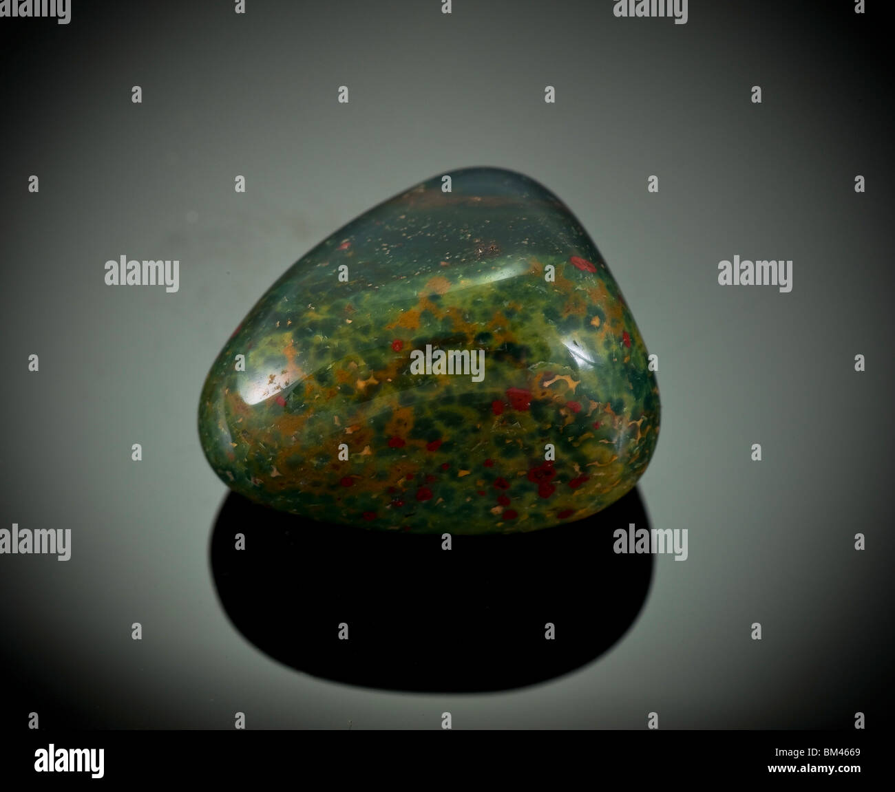 Ausschnitt eines Heliotrop oder Blutstein Edelstein auf schwarzem Hintergrund Stockfoto