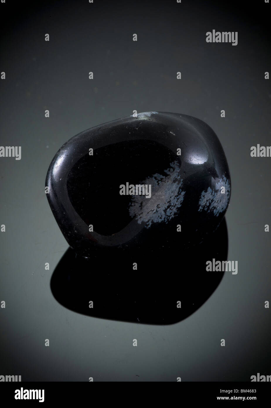 Ausschnitt aus einer Schneeflocke Obsidian Edelstein auf schwarzem Hintergrund Stockfoto