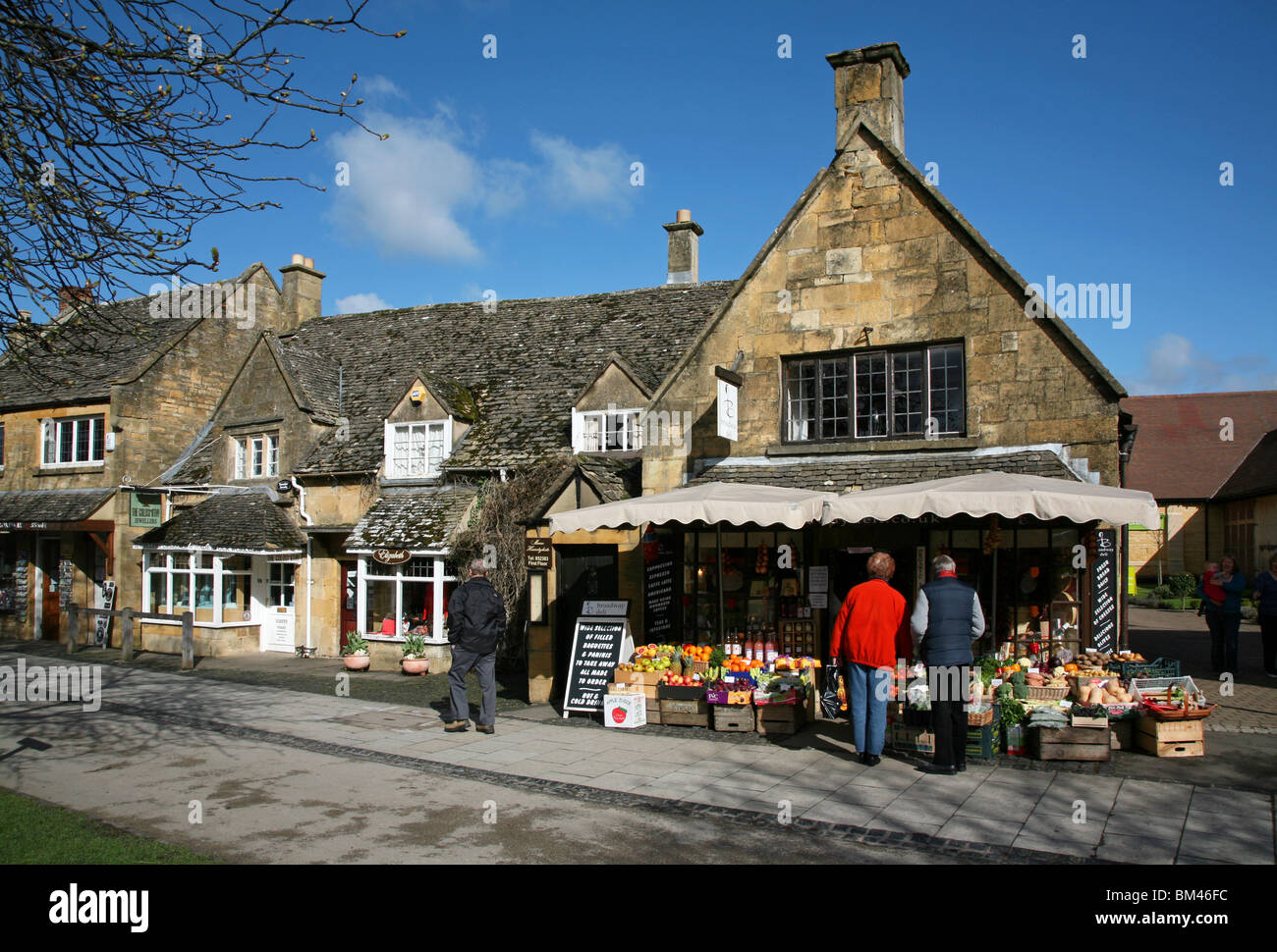 Gut sortierter Dorfladen verkaufen lokal produzierte Lebensmittel in dem malerischen Dorf Broadway Stockfoto