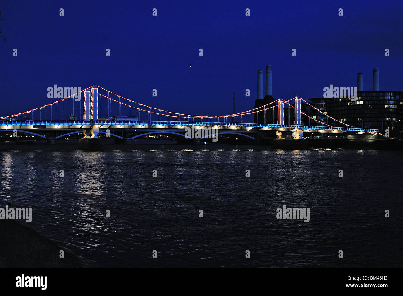 Chelsea Bridge beleuchtet, Battersea, London, UK Stockfoto