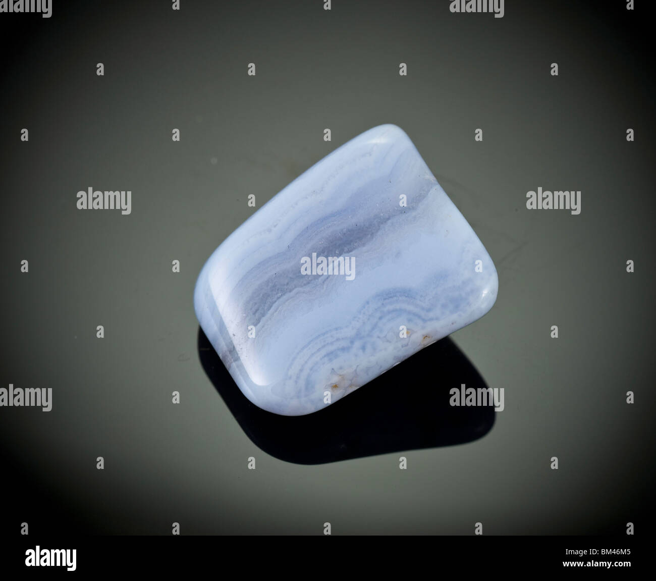 Ausschnitt aus einer blauen Spitzen Achat Edelstein auf schwarzem Hintergrund Stockfoto