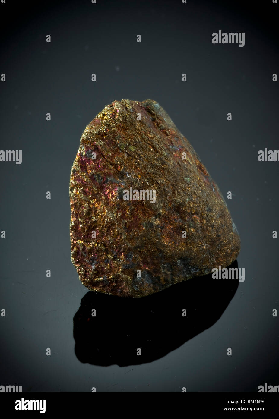 farbigen Steinen auf schwarzem Hintergrund Stockfoto