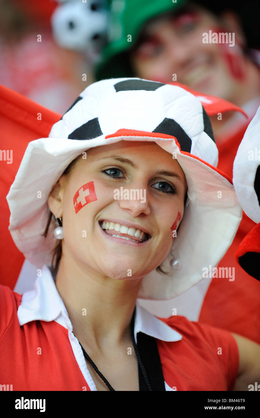Junge Dame aus der Schweiz, sie ist ein Fußball-Fan von ihrer Nationalmannschaft. Stockfoto
