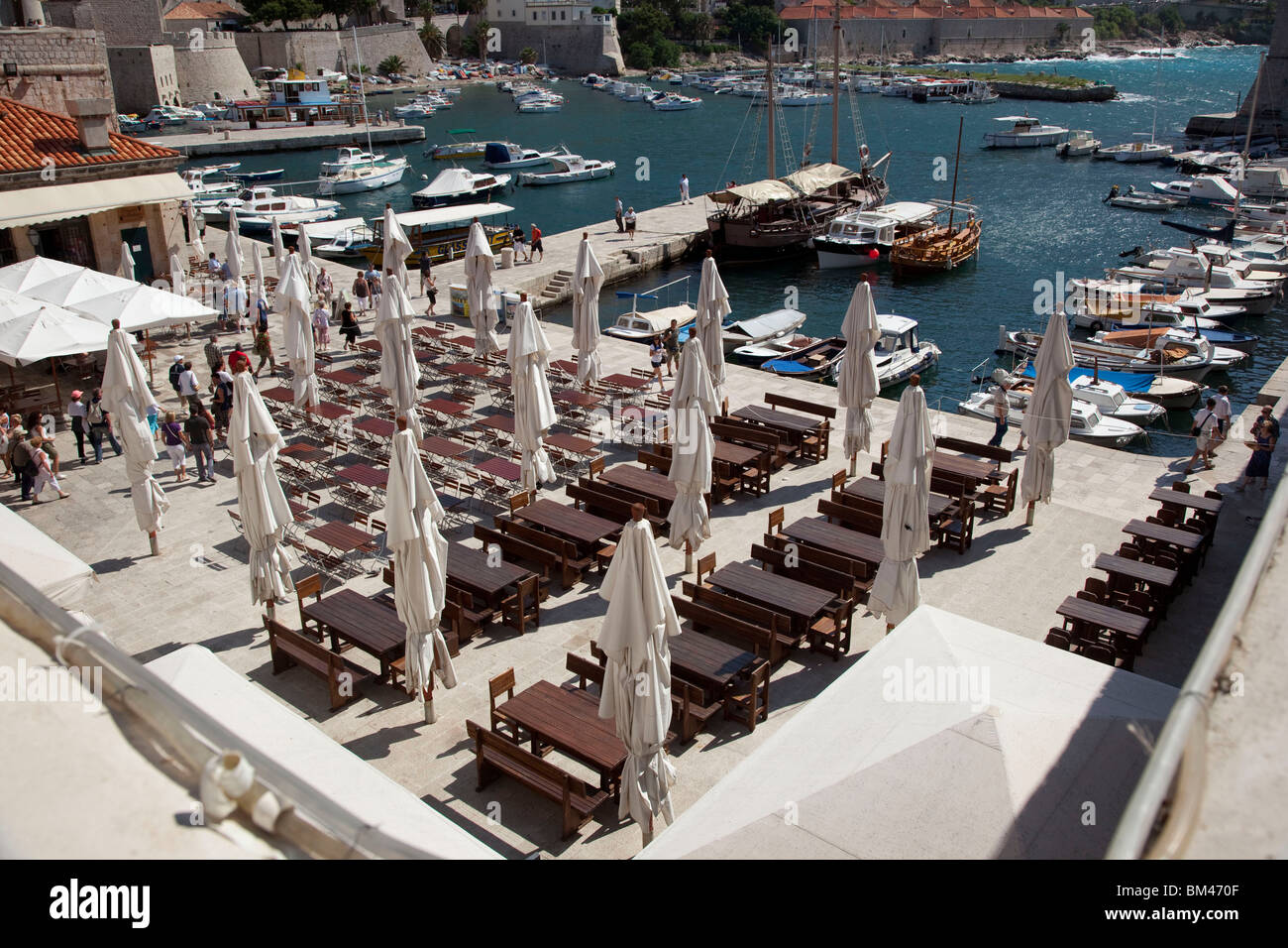 Sonnenschirme, Hafenseite, Dubrovnik, Kroatien Stockfoto