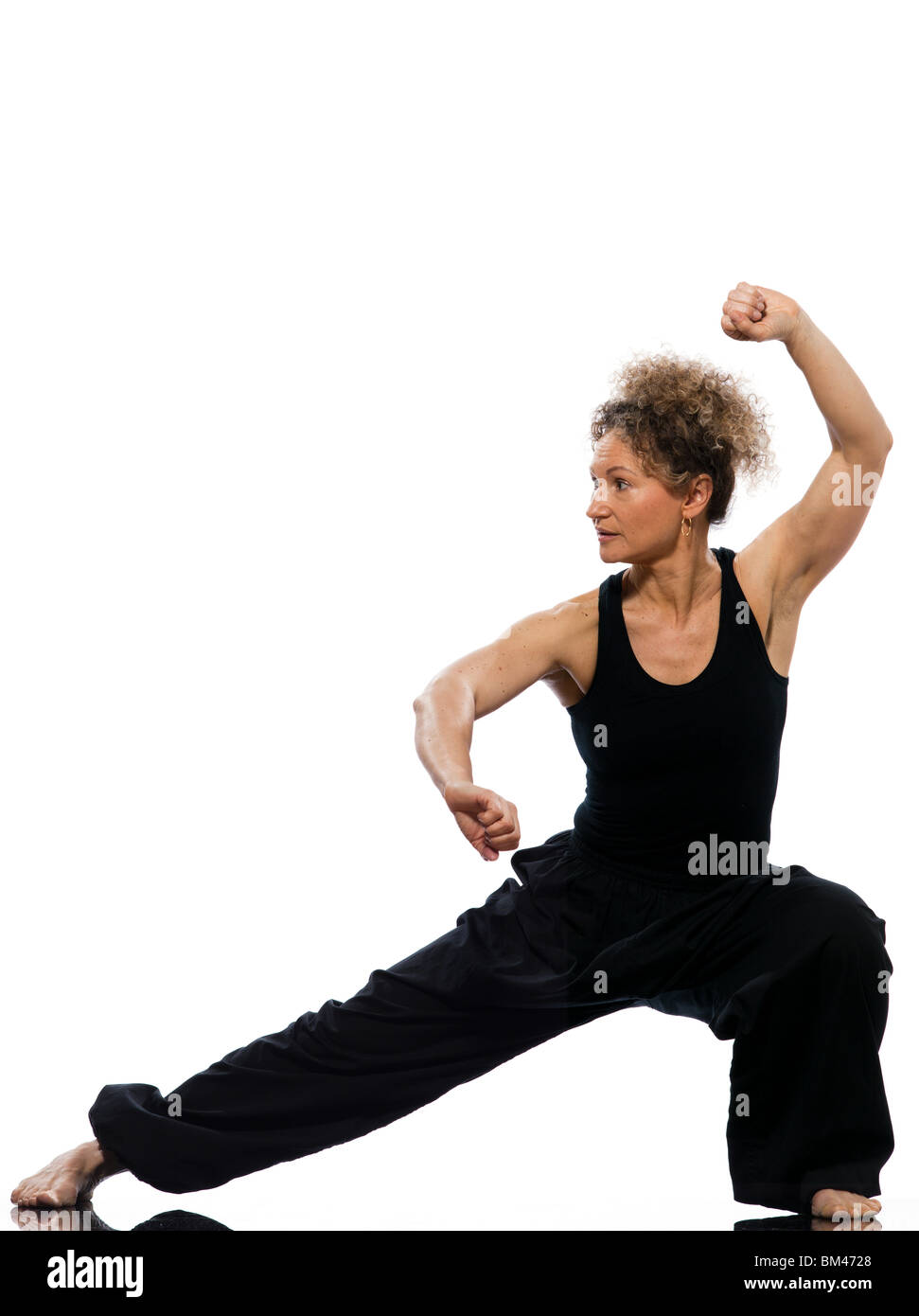 Reife Frau Taiji Tai Chi Chuan im Studio auf weißem Hintergrund isoliert Stockfoto