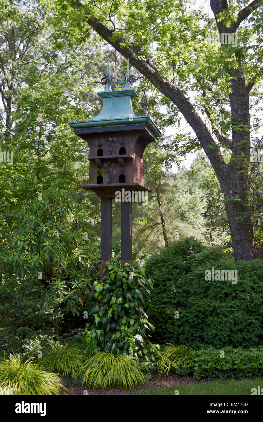 Ein Vogelhaus Pagode-Stil in einem Garten Stockfotografie - Alamy