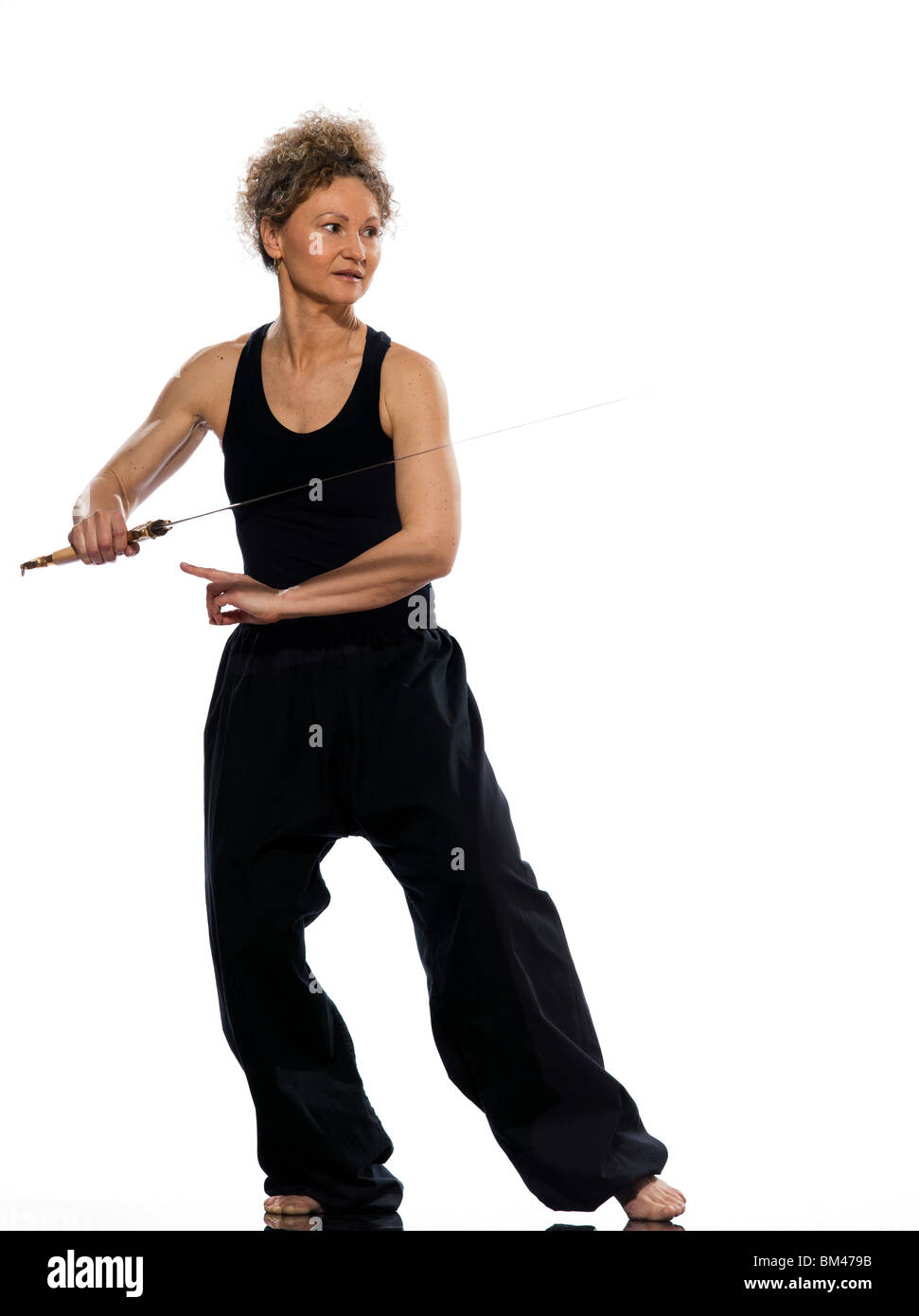 Reife Frau Taiji Tai Chi Chuan mit Schwert im Studio auf weißen Hintergrund isoliert Stockfoto