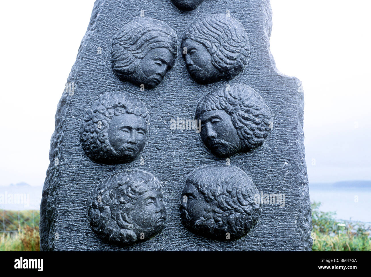 Dun eine Oir, Halbinsel Dingle, County Kerry Irland. Detail des Denkmals zu 600 spanische Soldaten im Jahre 1580, massakriert und enthaupteten b Stockfoto