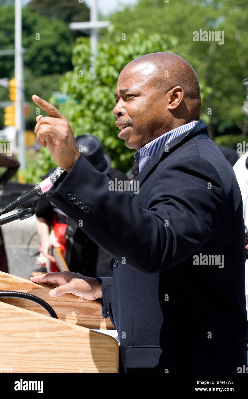 New York State Senator Eric Adams, anlässlich der Brooklyn Public Library in Grand Army Plaza, Brooklyn, 15. Mai 2010 Stockfoto