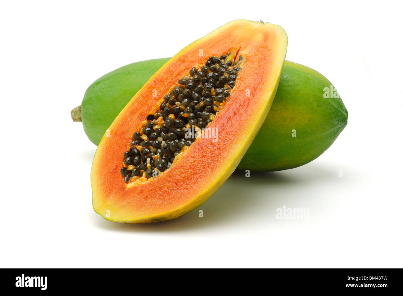 Die Hälfte geschnitten und ganze Papaya-Früchte auf weißem Hintergrund Stockfoto