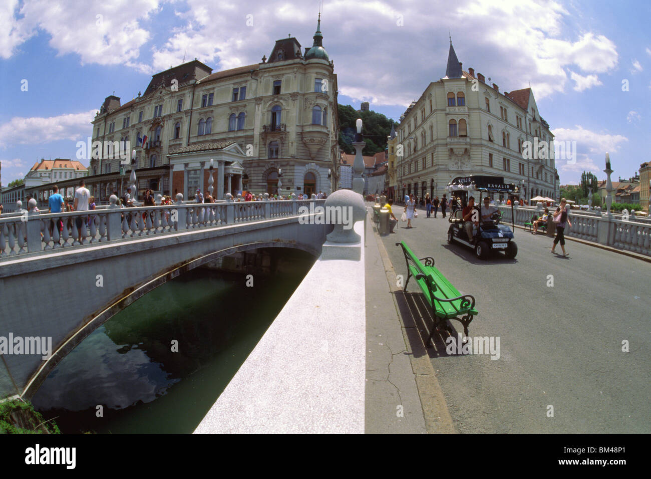 Ljubljana, Slowenien, 15. Juni 2009--"Kavalir" (Gentleman) Golf Cart Kreuze die Triple Bridge in Ljubljana. Stockfoto
