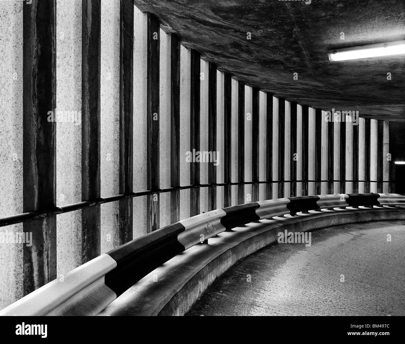 Eine konkrete Spirale Parkplatz Ausfahrt in St Albans Stockfoto