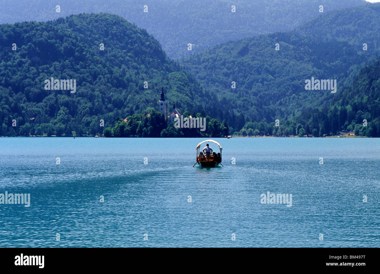 Slowenien, 15. Juni 2009--traditionelle Boote am Bleder See. Stockfoto